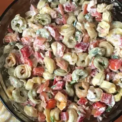 Idealna sałatka z tortellini? Przepis, sosy i triki szefa kuchni
