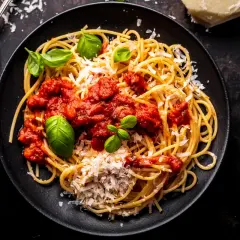Sos do spaghetti: prosty przepis i sekrety idealnego smaku (Lena Dudek)