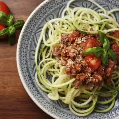 Spaghetti z cukinii z mięsem: przepis na idealne zoodles bez wody!