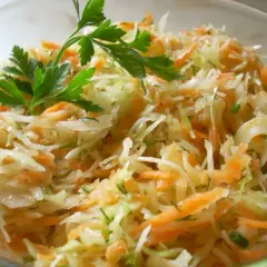 Twoja surówka z białej kapusty jak z restauracji? Sprawdź przepis!