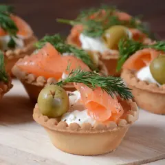 Jakie sałatki na komunię? Przepisy, które zachwycą gości!