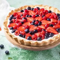 Idealna tarta owocowa: przepis na kruchy spód i aksamitny krem.