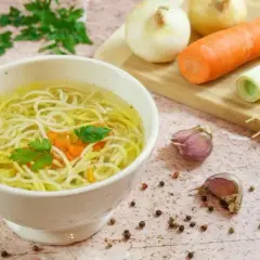Ile kalorii ma rosół z makaronem? Odkryj sekrety wersji light!