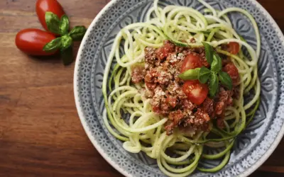 Spaghetti z cukinii z mięsem: przepis na idealne zoodles bez wody!