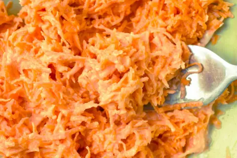 Surówka marchewkowa jak z restauracji? Odkryj sekret smaku!