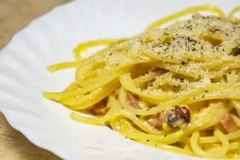 Carbonara: prosty przepis bez śmietany, który zawsze wychodzi!