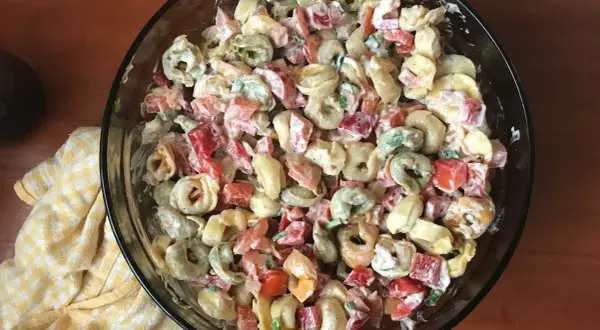 Idealna sałatka z tortellini? Przepis, sosy i triki szefa kuchni