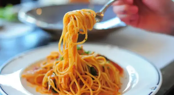Spaghetti Western: Czy kowboje jedli makaron? Odkryj ich dietę!
