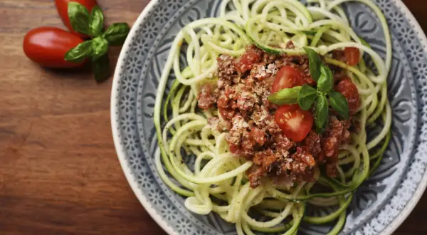 Spaghetti z cukinii z mięsem: przepis na idealne zoodles bez wody!