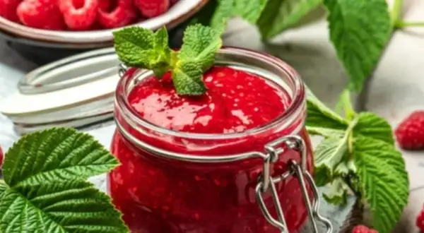 Aksamitny dżem malinowy bez pestek: przepis krok po kroku