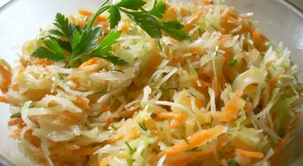 Twoja surówka z białej kapusty jak z restauracji? Sprawdź przepis!