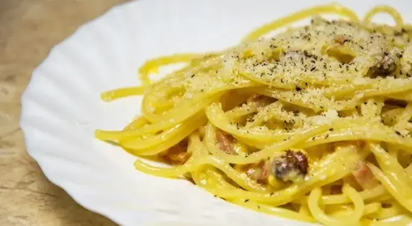 Carbonara: prosty przepis bez śmietany, który zawsze wychodzi!