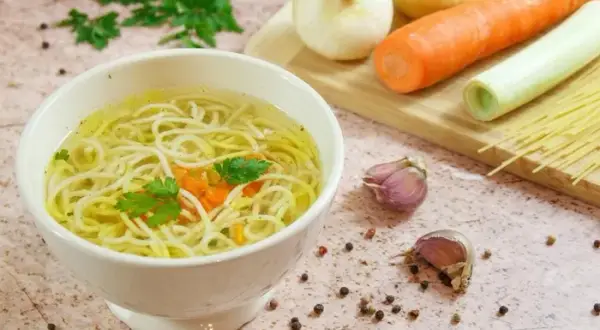 Ile kalorii ma rosół z makaronem? Odkryj sekrety wersji light!