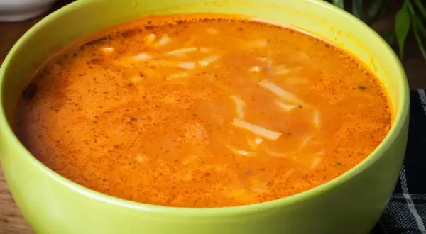 Idealna zupa pomidorowa: Jak zagęścić ją bez grudek i zwarzeń?