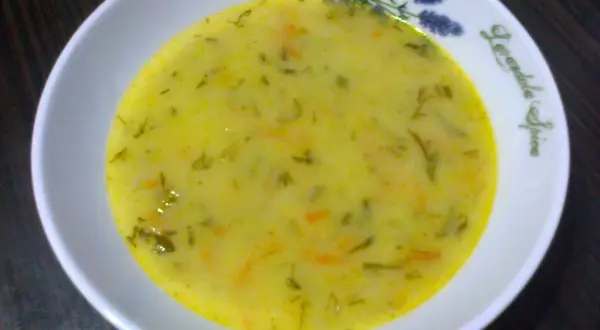 Ile kalorii ma zupa ogórkowa ze śmietaną? Sprawdź i odchudź!