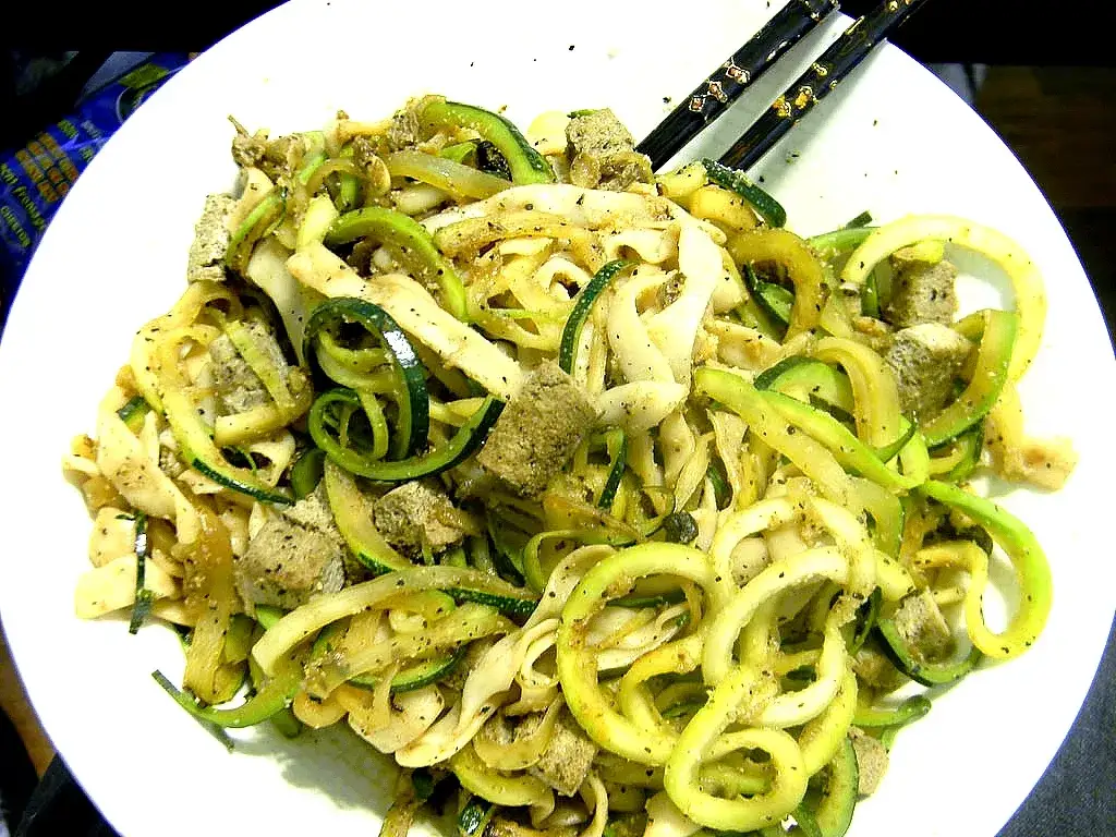 Makaron z cukinii zoodles pesto