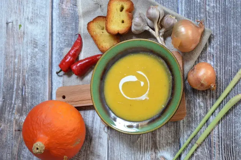 zupa dyniowa z mleczkiem kokosowym i trawą cytrynową