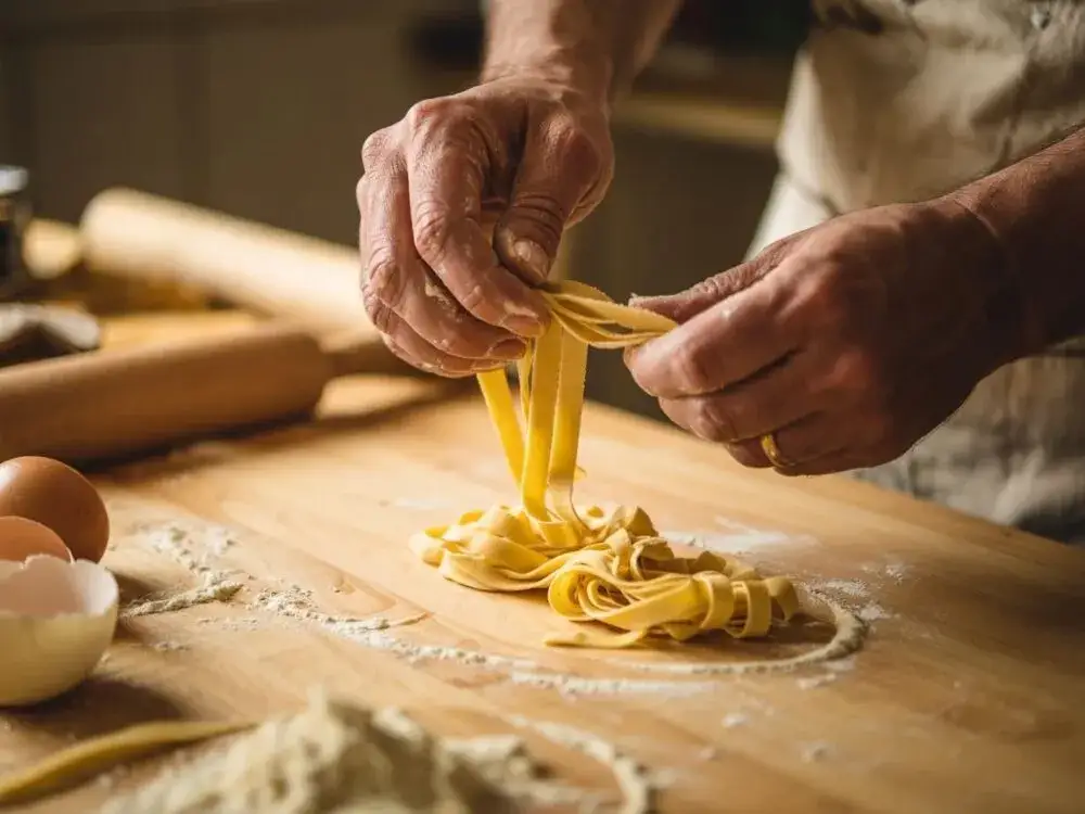 gotowanie świeżego makaronu tagliatelle al dente