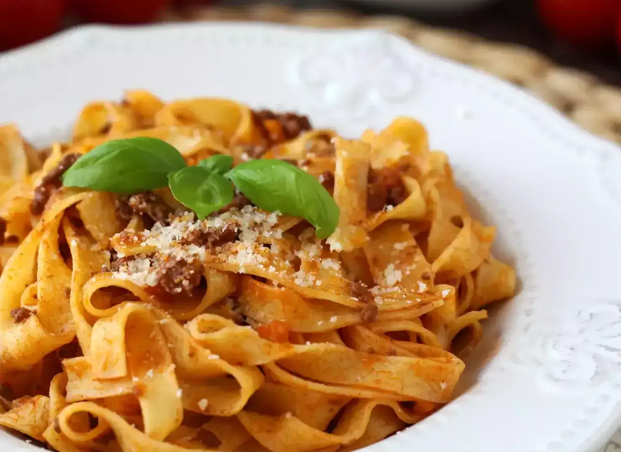 Tagliatelle z sosem bolognese, makaron jajeczny do ragu