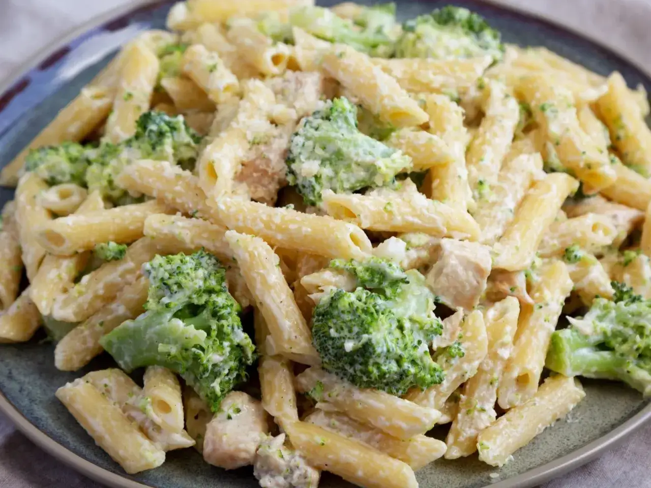 makaron z kurczakiem i brokułami, penne z kurczakiem