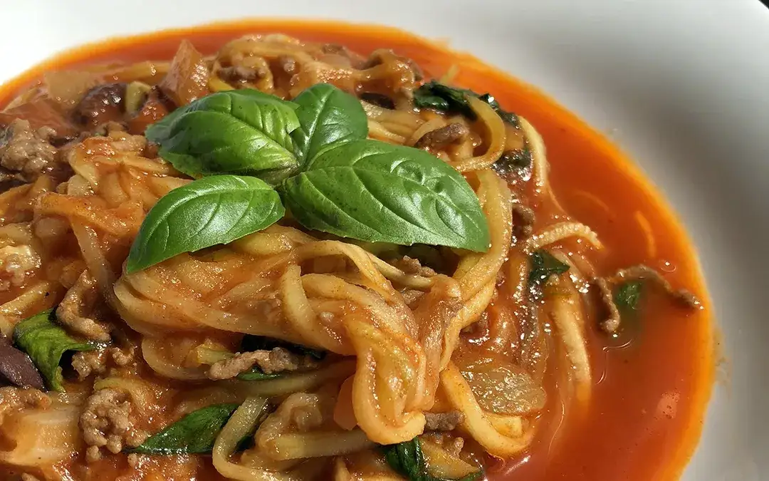 świeże składniki do spaghetti z cukinii: mięso mielone, pierś kurczaka, młoda cukinia, pomidory
