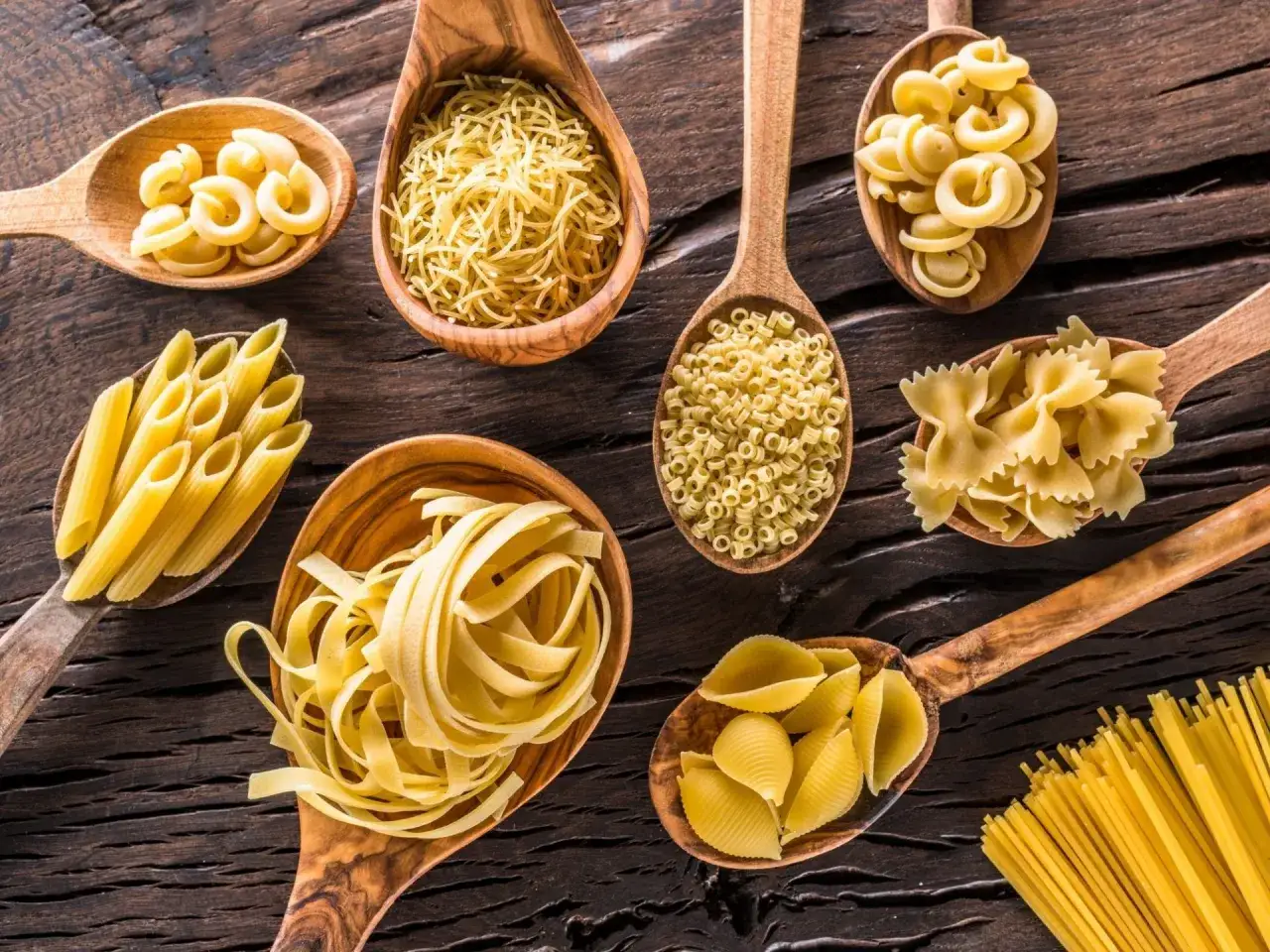 różne rodzaje makaronu spaghetti