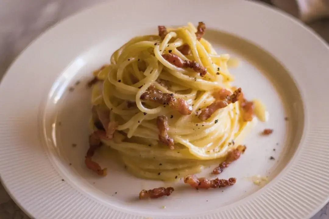 Włoskie składniki do carbonary: guanciale, pecorino romano, jajka, spaghetti