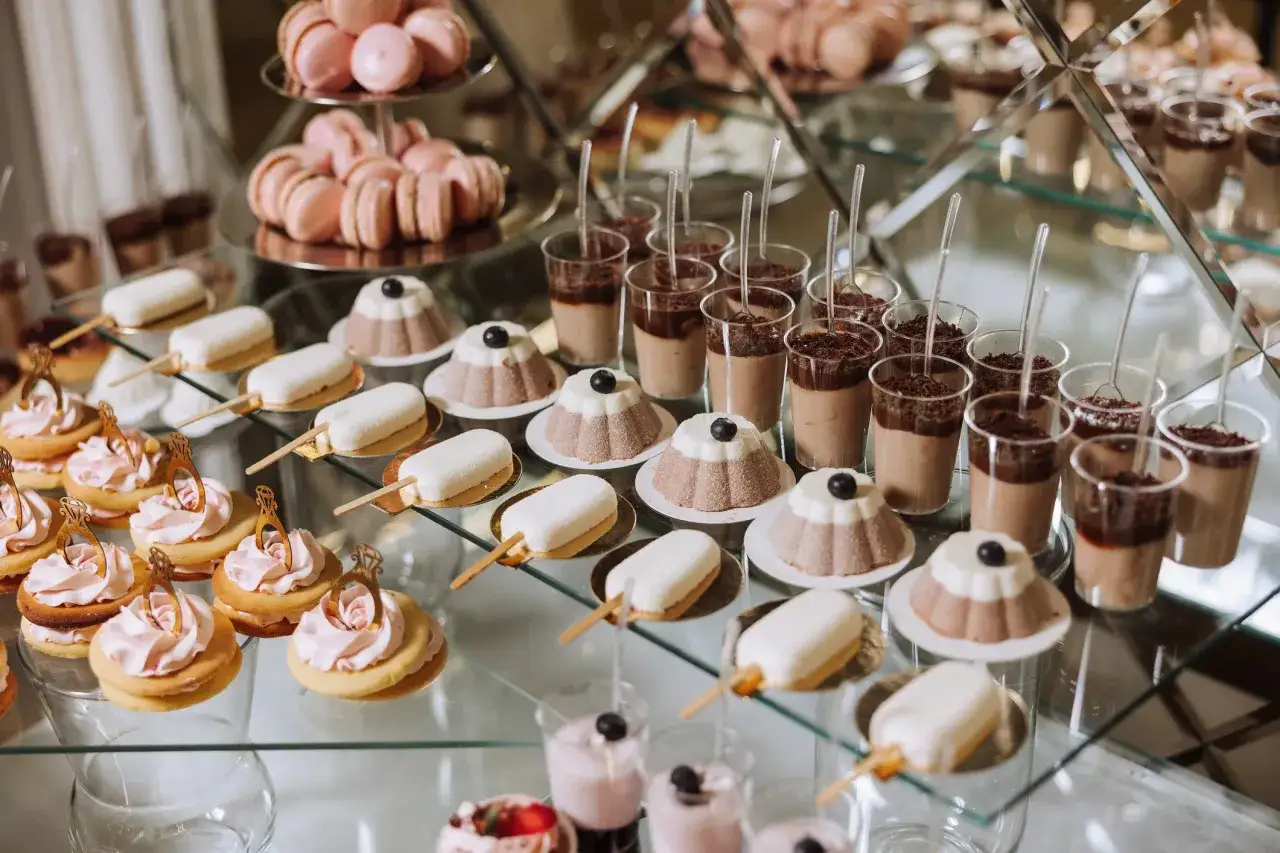 Elegancka aranżacja słodkiego stołu, dekoracje candy bar