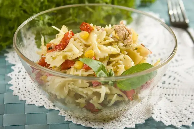 sałatka makaronowa z tuńczykiem, frittata z makaronem