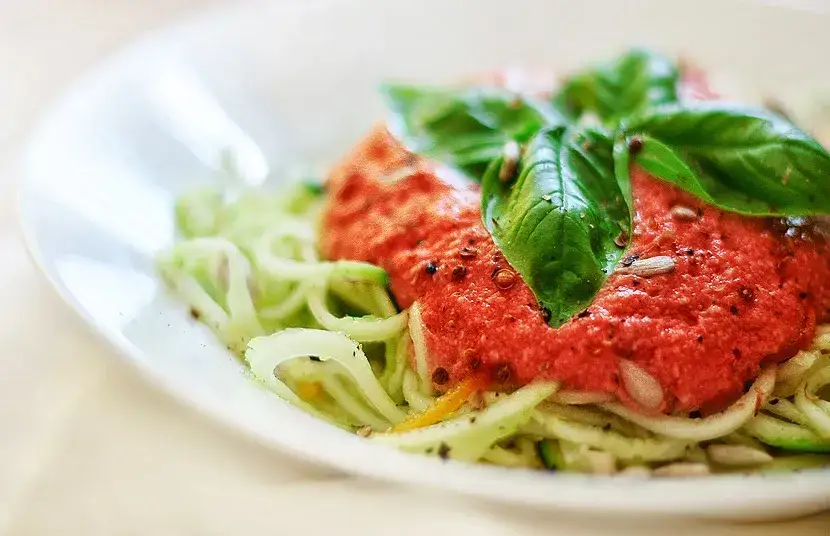 Spaghetti z cukinii z sosem pomidorowym i bazylią