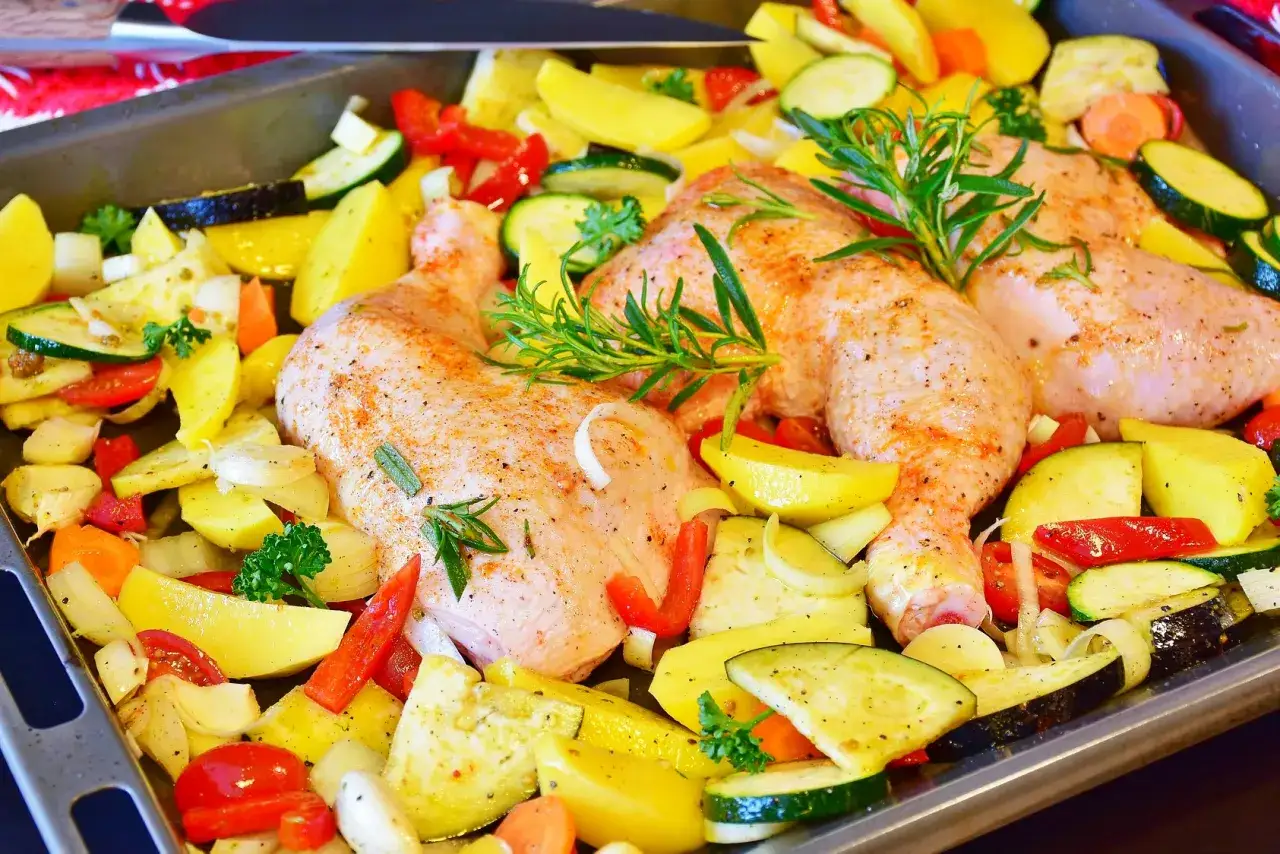 pieczone udka z kurczaka z warzywami