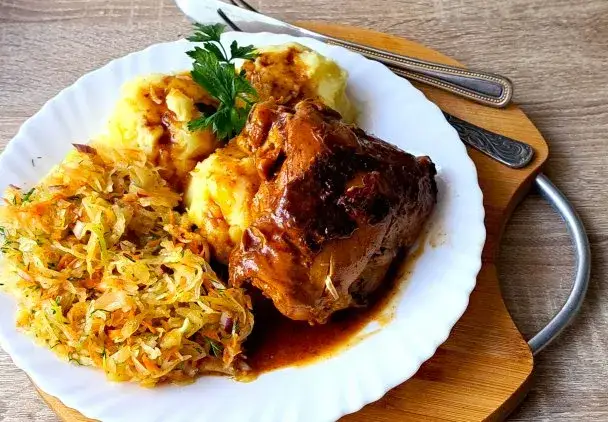 smażone udka z kurczaka na patelni