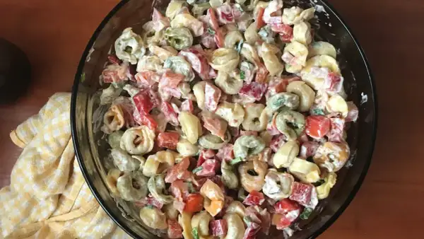 Idealna sałatka z tortellini? Przepis, sosy i triki szefa kuchni